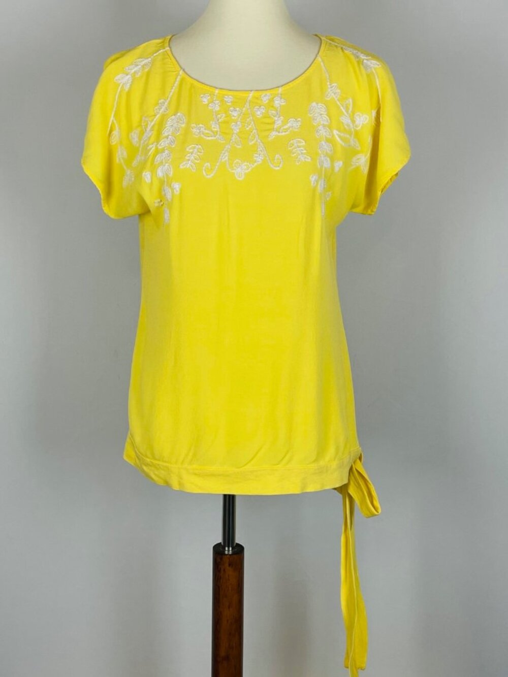 Nurture Side Tie Top Sz M Lemon Yellow Floral Embroidered Coastal Resort Cottage
